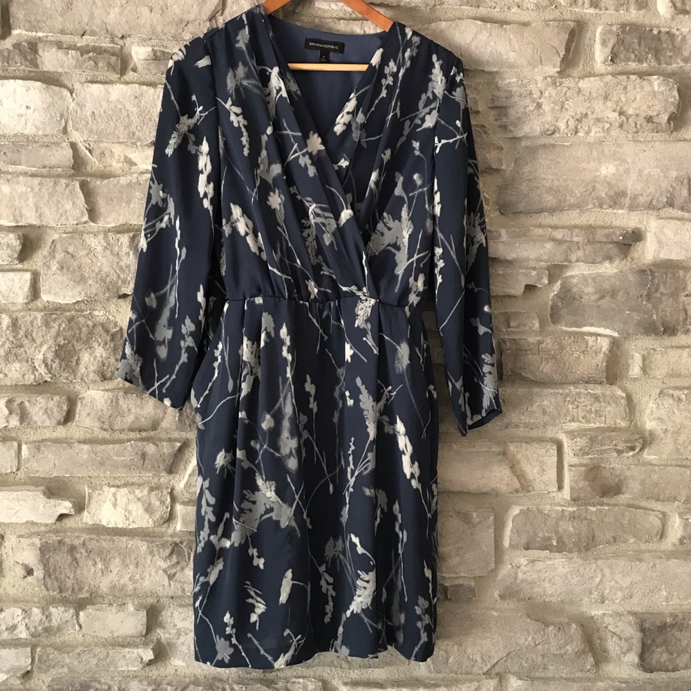 Banana Republic Size 4 3/4 Sleeve Blue Floral Dress WITH POCKETS!
